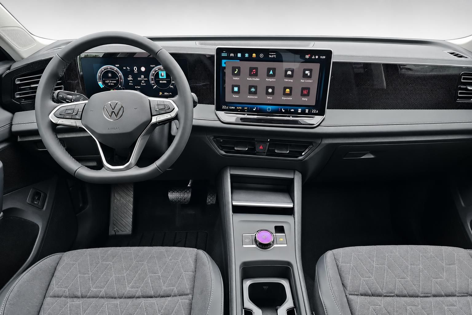 VW Cockpit mit Lenkrad, Digitaltacho und Touchscreen-Infotainment