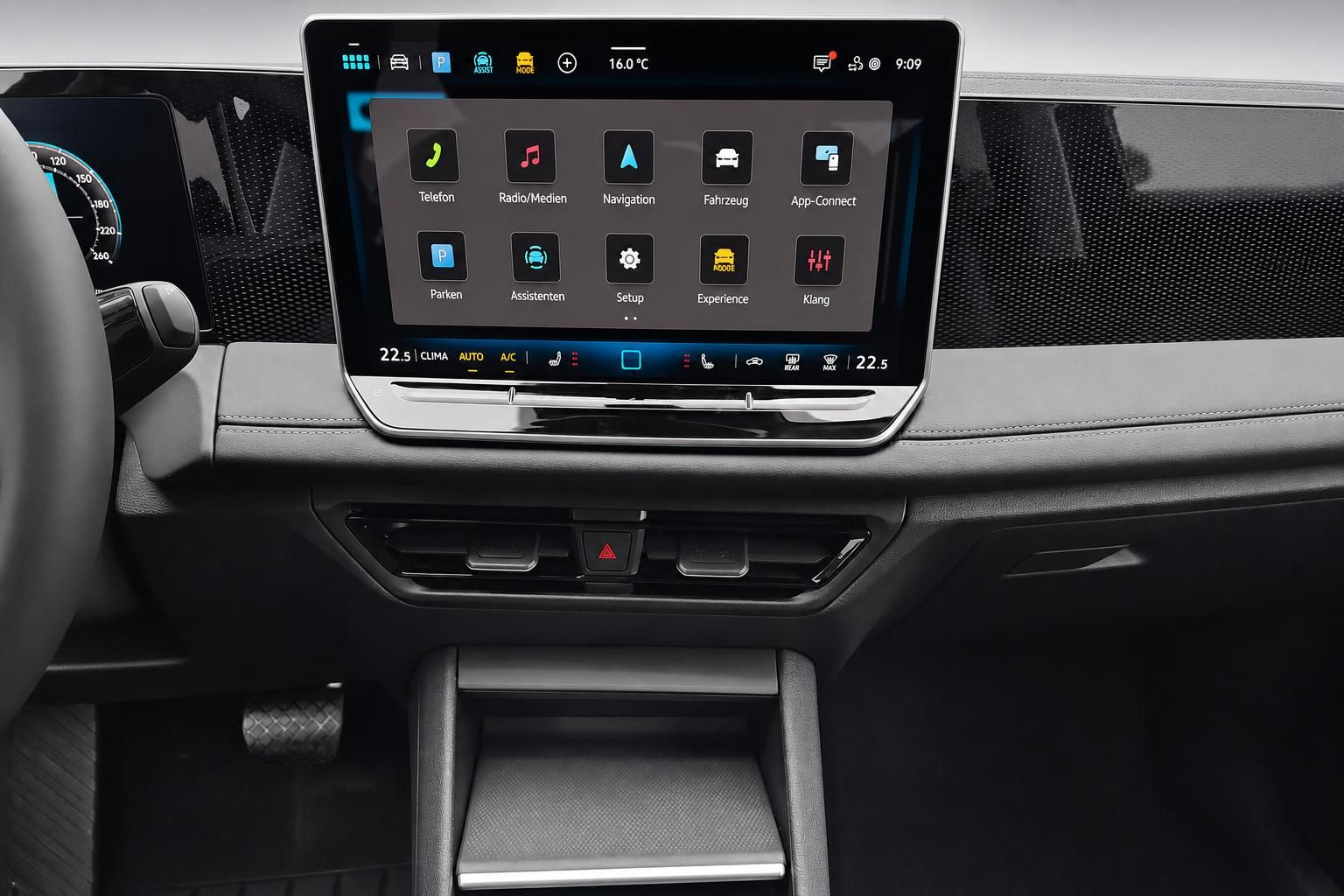 VW Touchscreen Infotainmentsystem mit Menüansicht im Detail