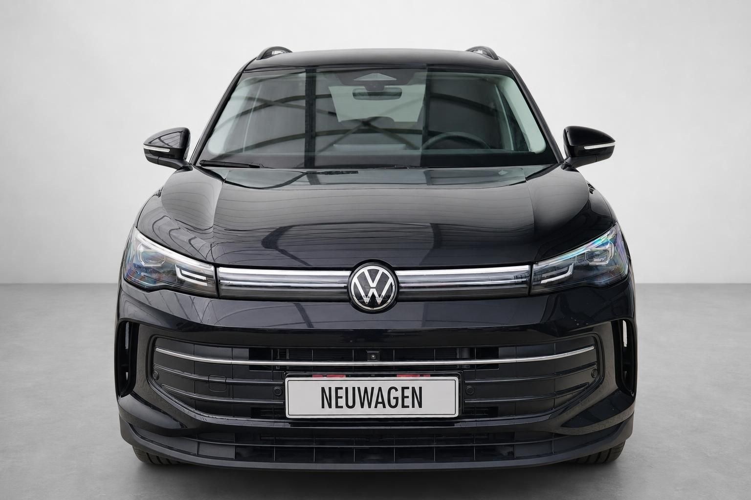 VW Tiguan schwarz Frontansicht mit Kuehlergrill im Studio
