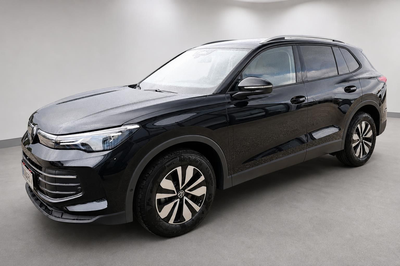 VW Tiguan schwarz Halbseitenansicht vorne im Fotostudio