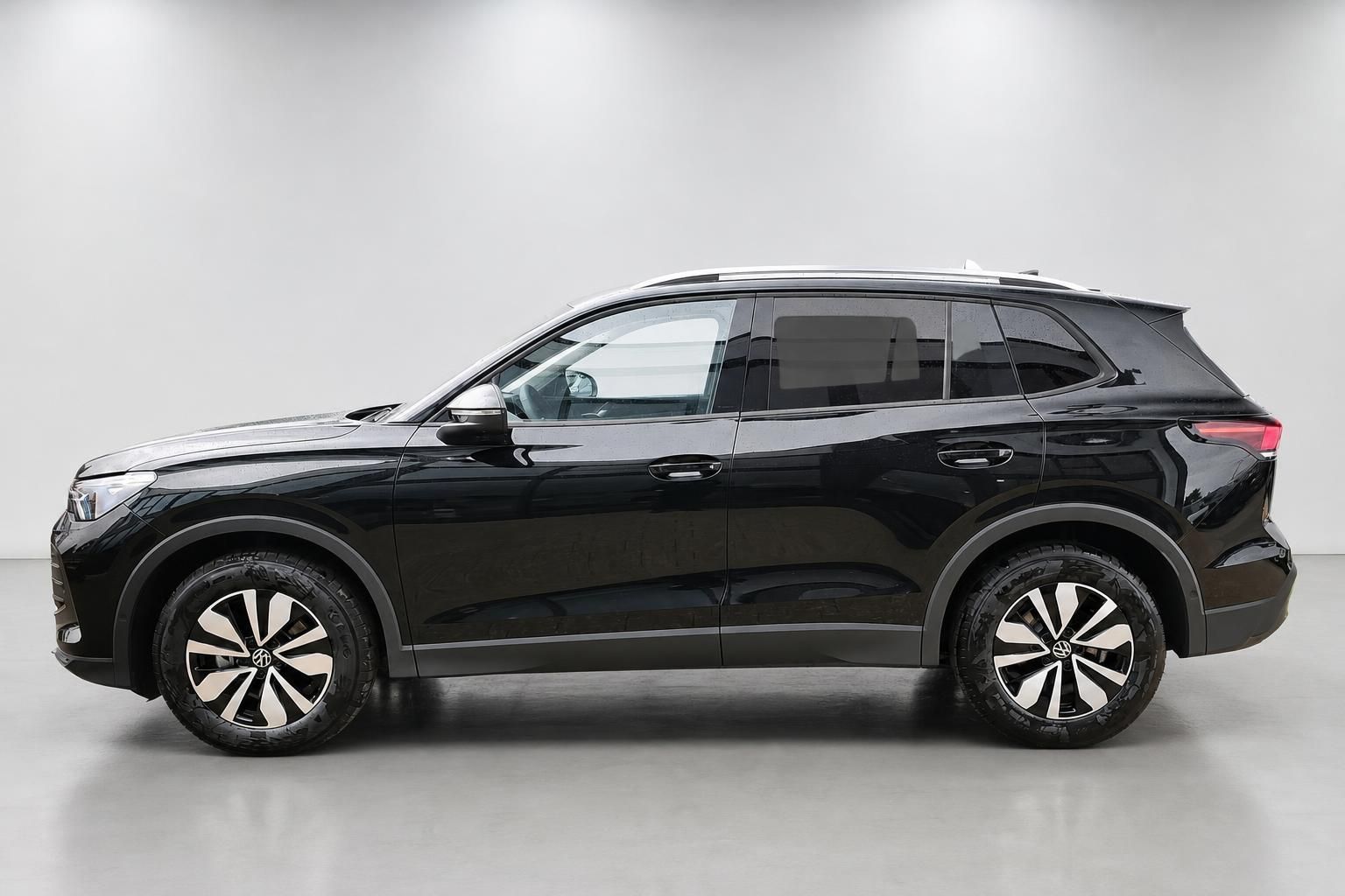 VW Tiguan schwarz Seitenansicht komplett im Studio