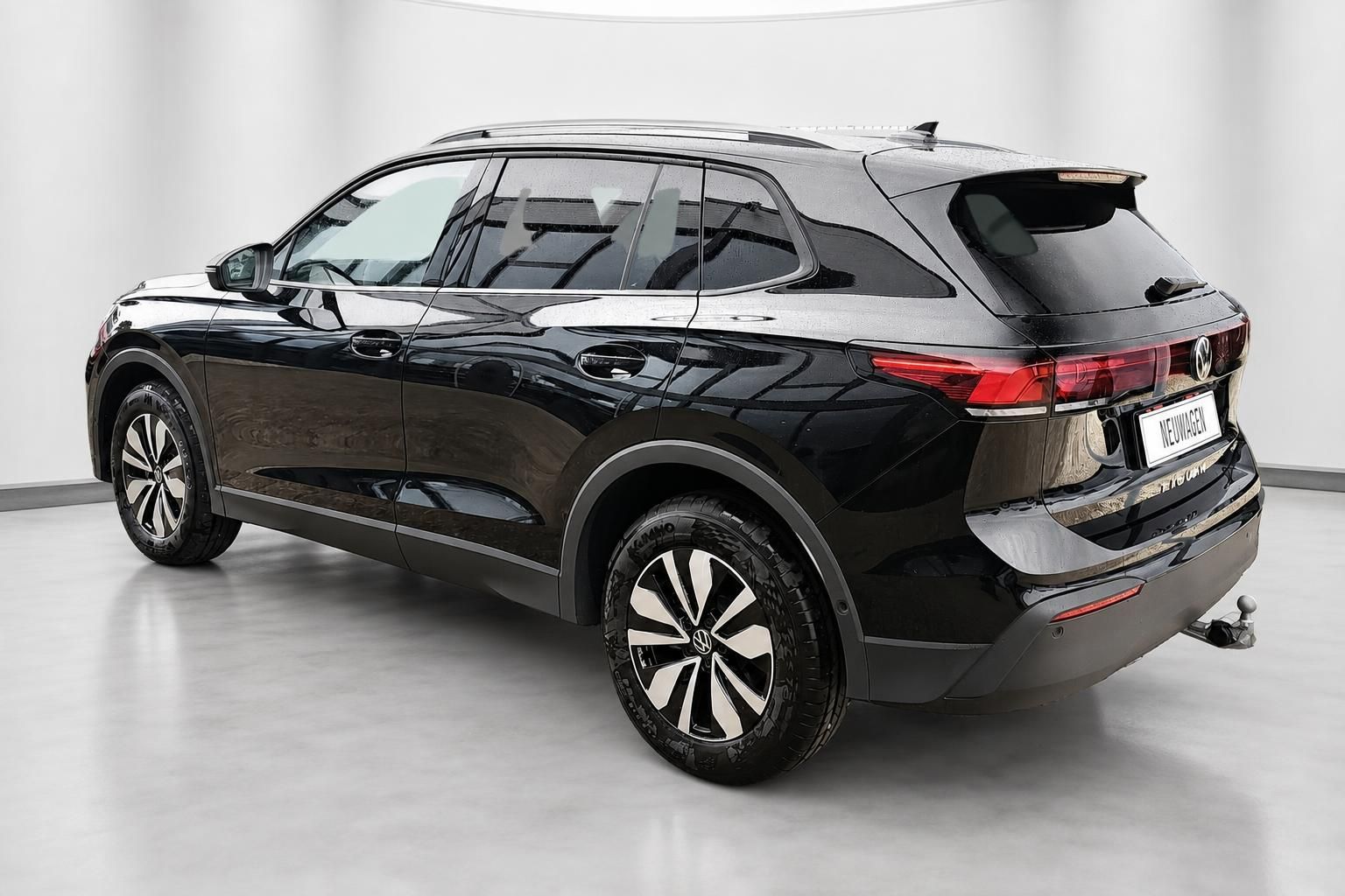 VW Tiguan schwarz Heckansicht mit Anhaengerkupplung im Studio