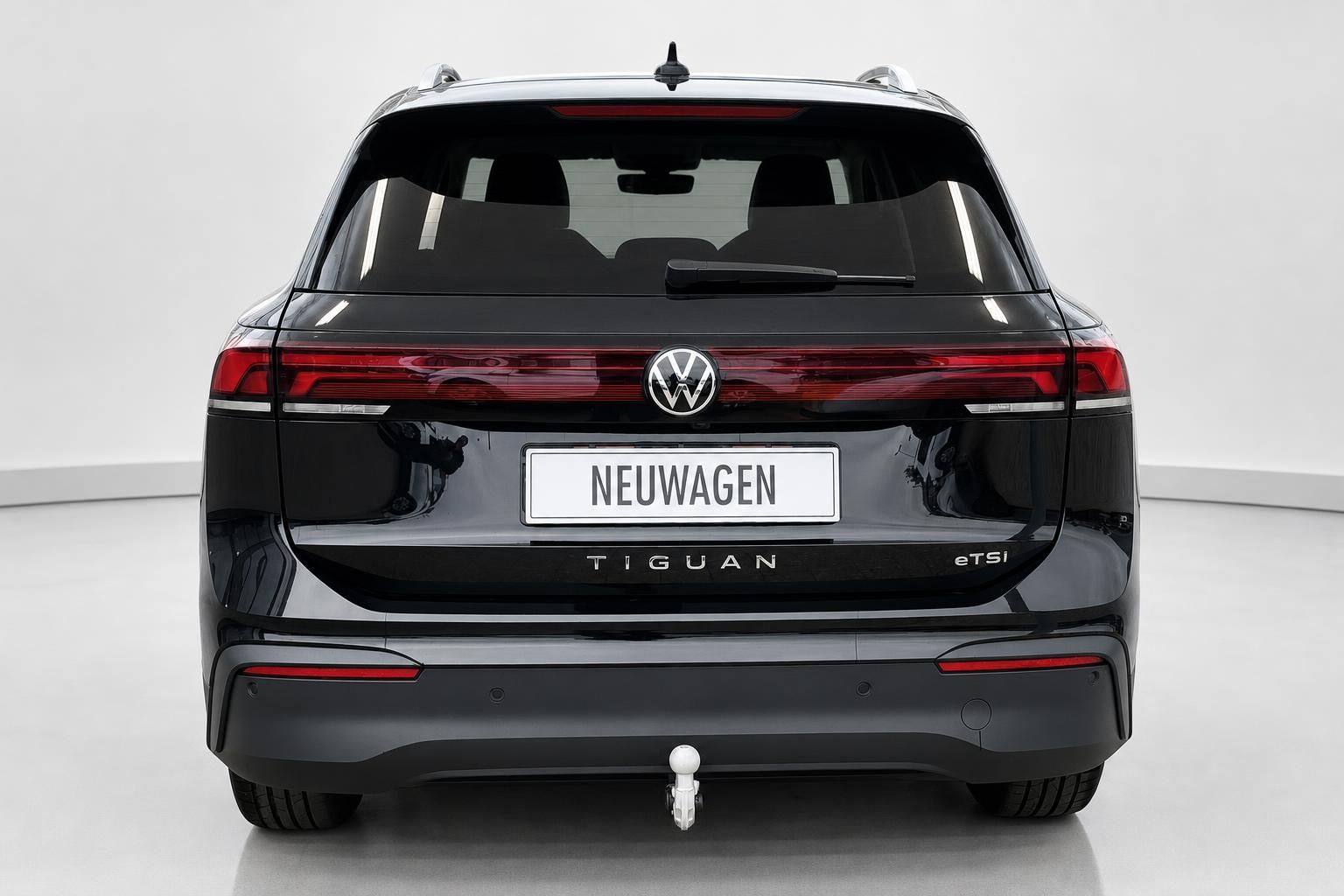VW Tiguan eTSI schwarz Heckansicht mit Anhaengerkupplung im Studio