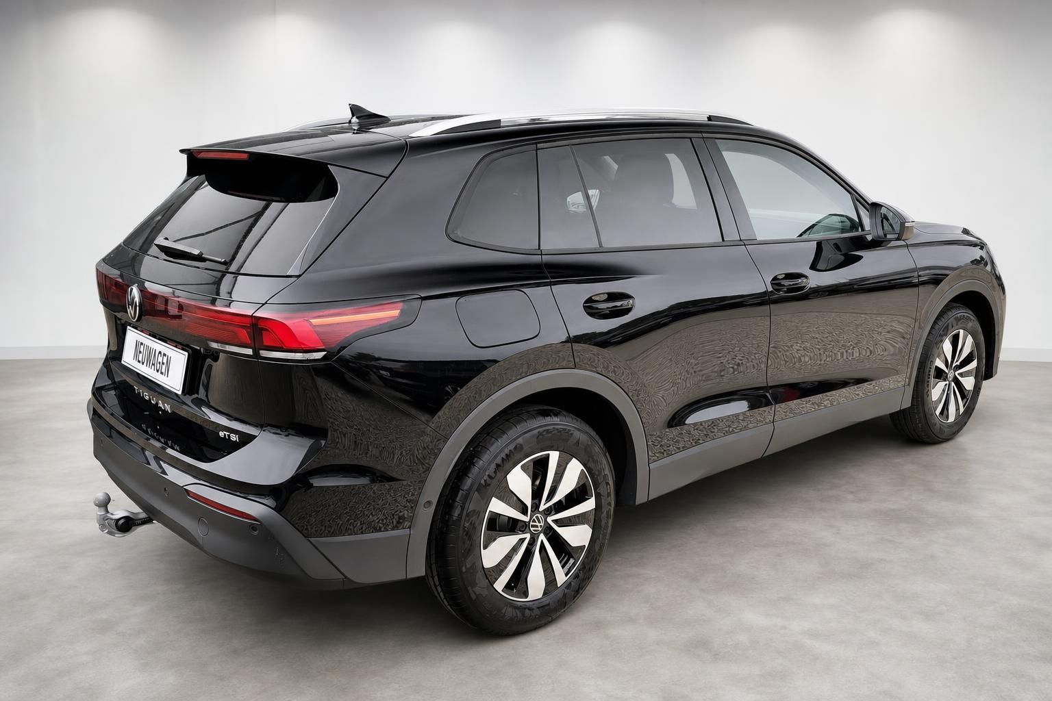 VW Tiguan eTSI schwarz Heck- und Seitenansicht mit Alufelgen