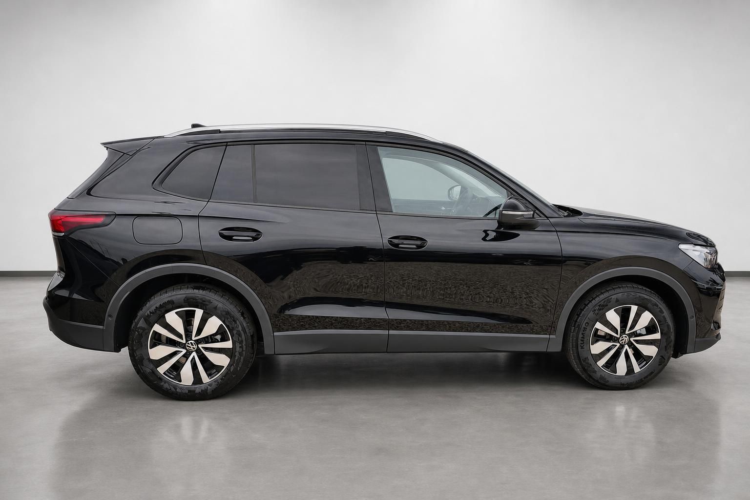 VW Tiguan eTSI schwarz Seitenansicht im Fotostudio