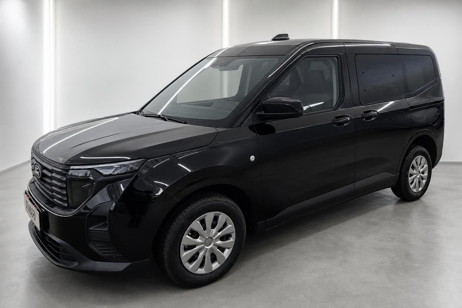 Ford Transit Courier schwarz, Frontansicht schräg im Studio