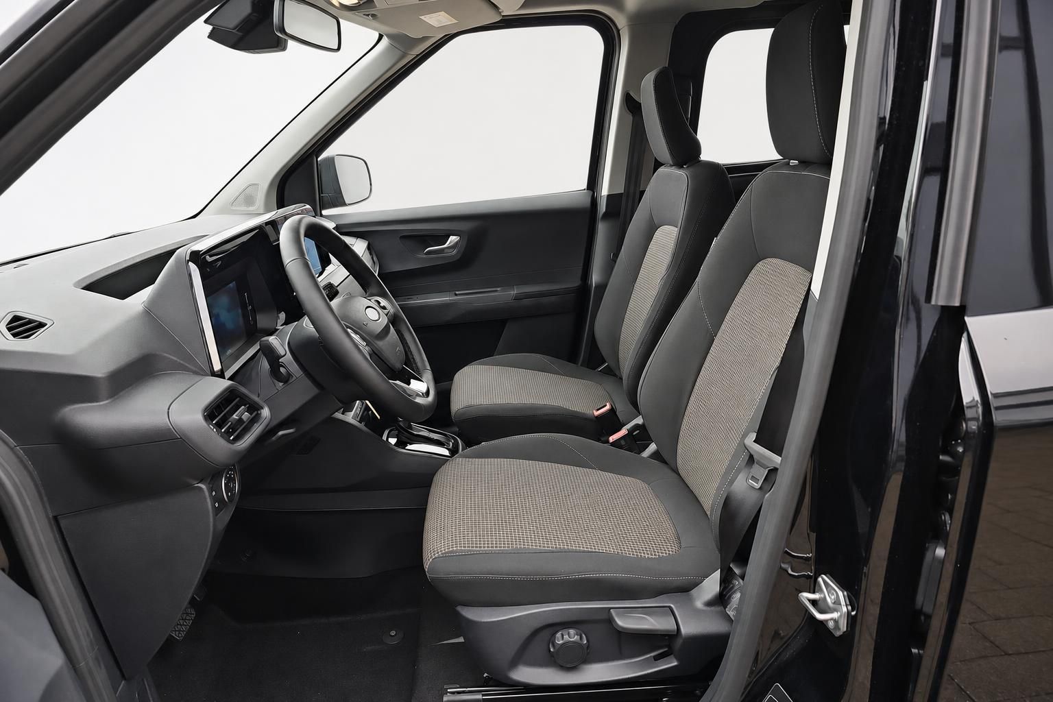 Ford Transit Courier Interieur, Fahrersitz und Armaturenbrett