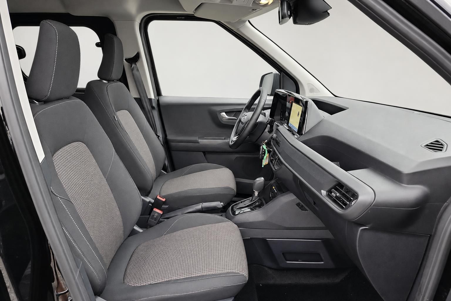 Ford Transit Courier Innenraum, Vordersitze und Cockpit
