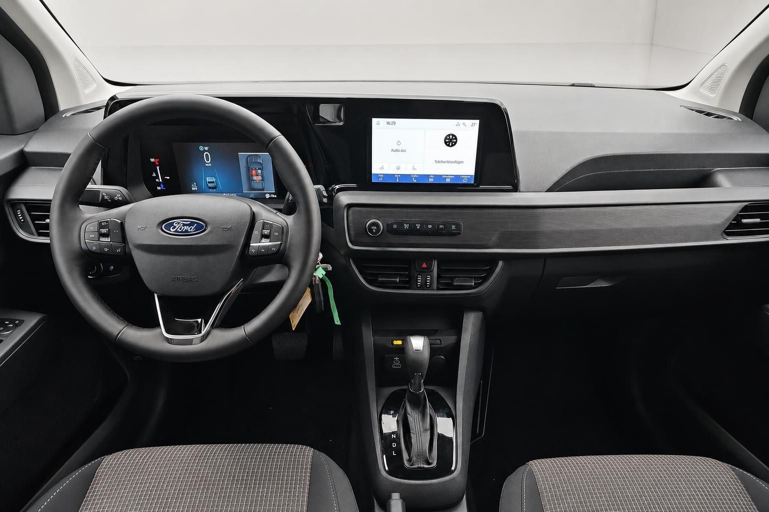 Ford Transit Courier Cockpit mit Lenkrad und Touchscreen