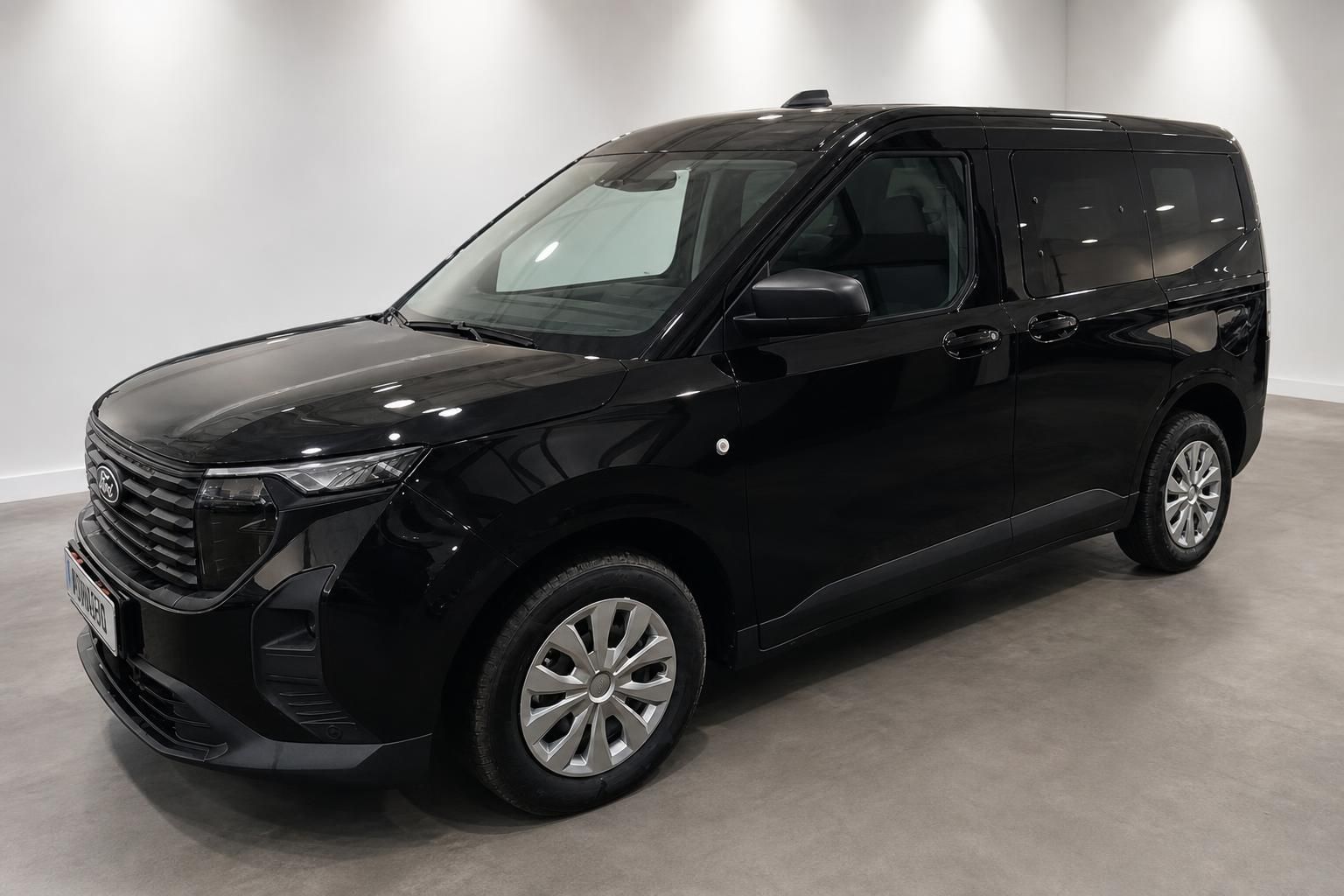 Ford Tourneo Connect schwarz Seitenansicht vorne im Studio