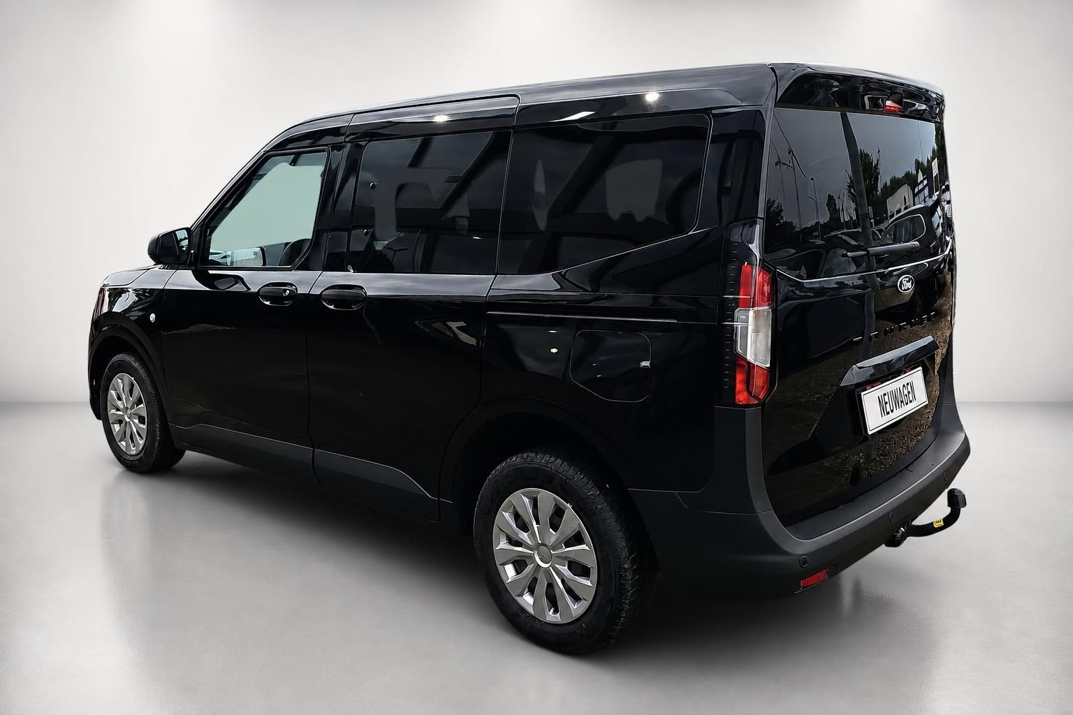 Ford Tourneo Connect schwarz Heckansicht mit Anhängerkupplung