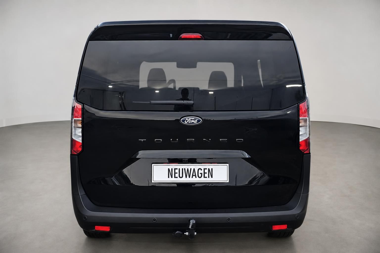 Ford Tourneo schwarz Heckansicht mit Anhaengerkupplung Studioaufnahme