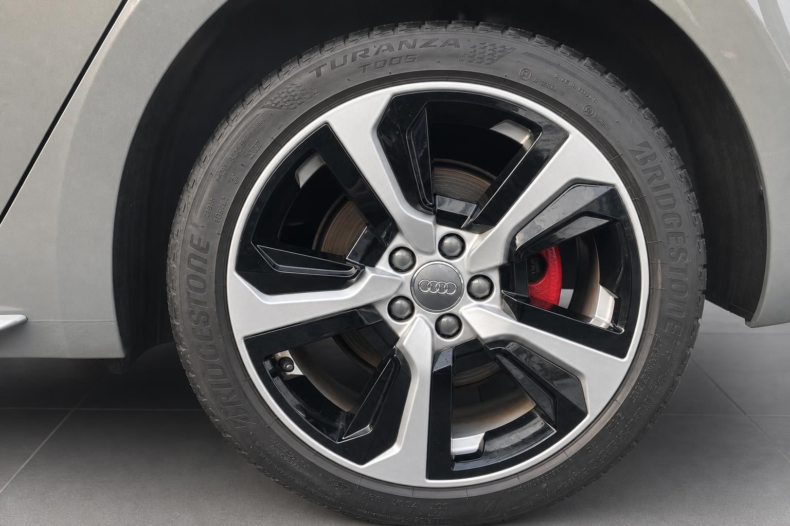Audi Alufelge Detailansicht mit rotem Bremssattel
