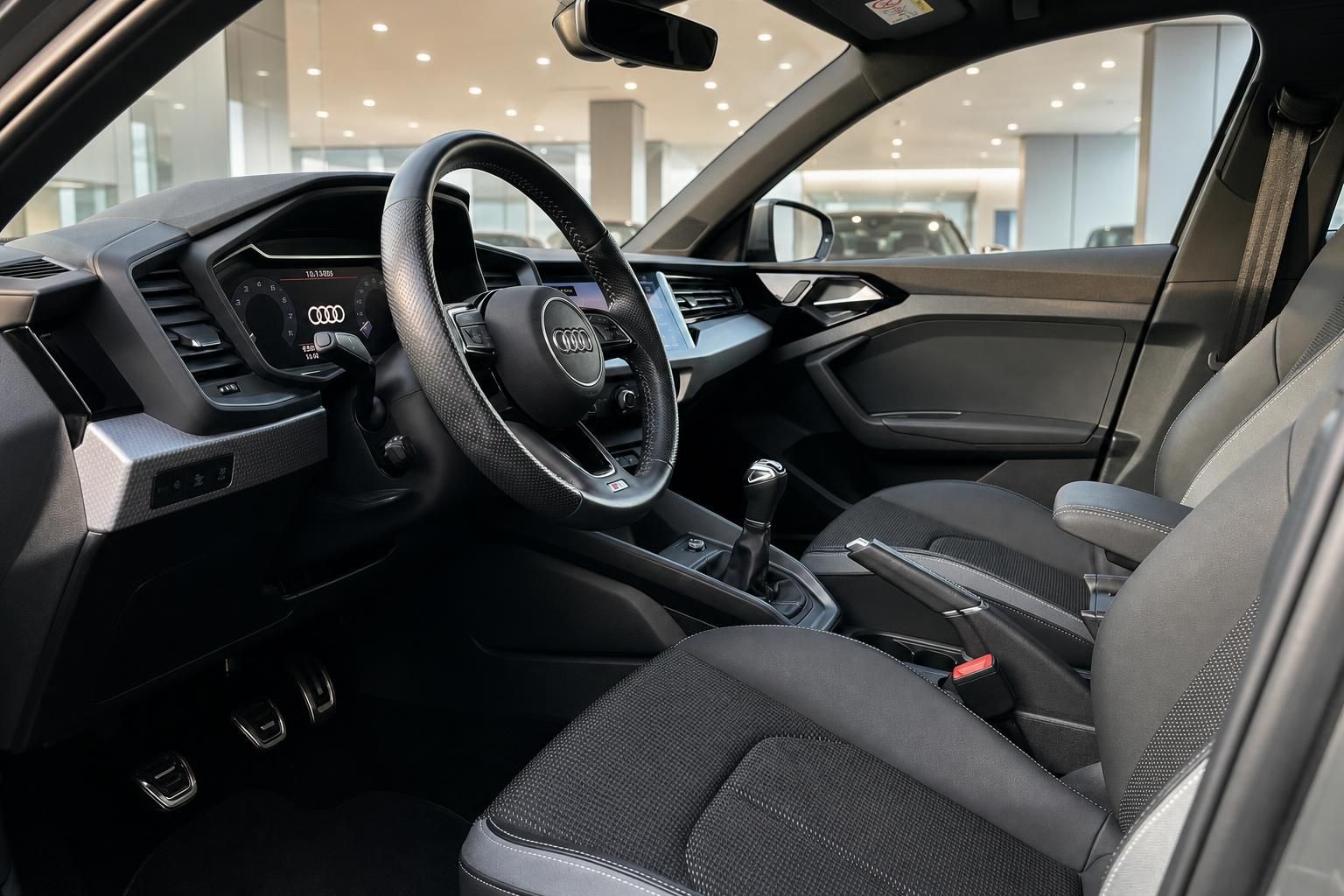Audi Innenraum mit Lenkrad, Cockpit und Vordersitzen im Detail