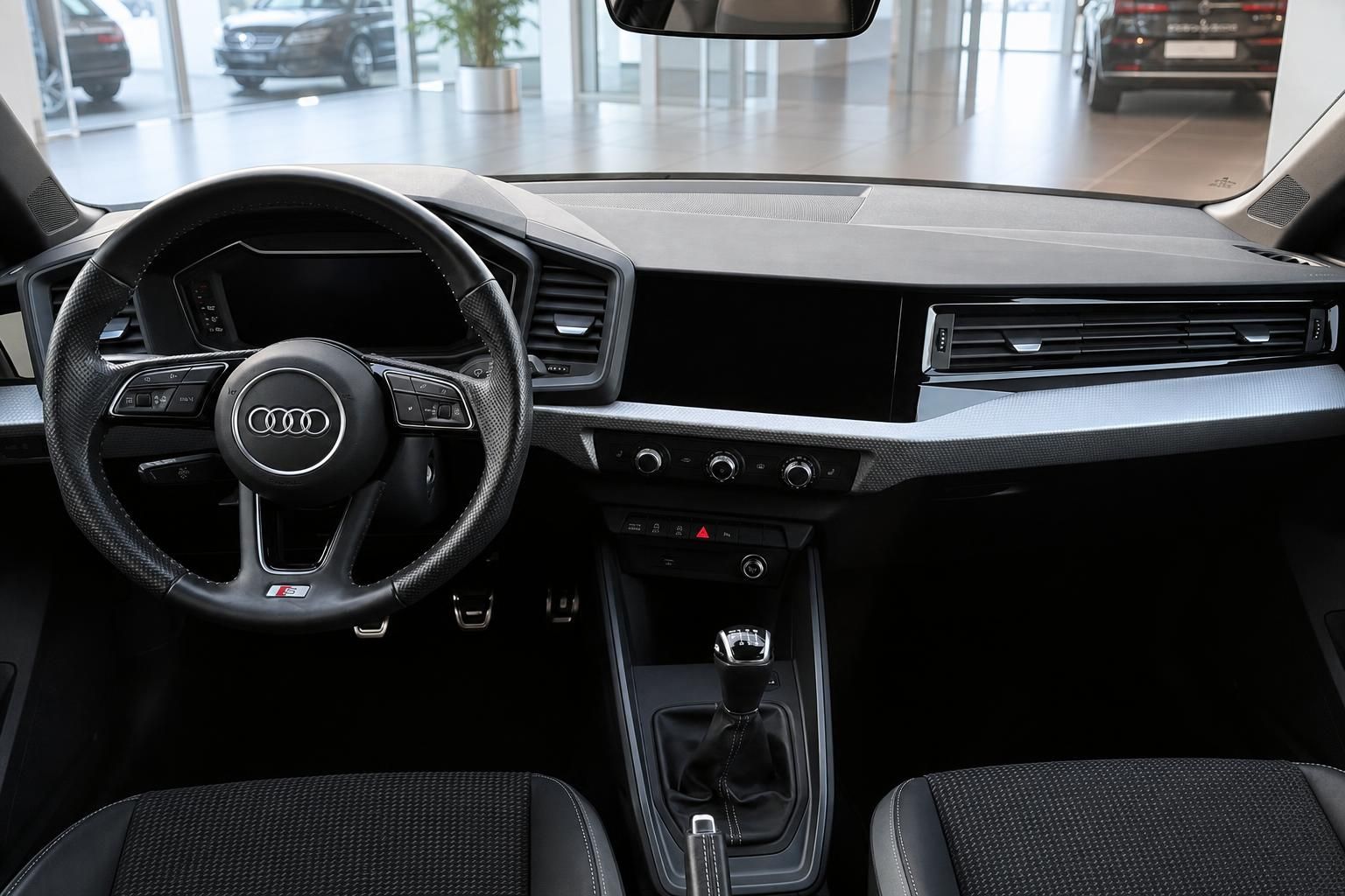 Audi Cockpit mit Lenkrad, Armaturenbrett und Schaltknauf