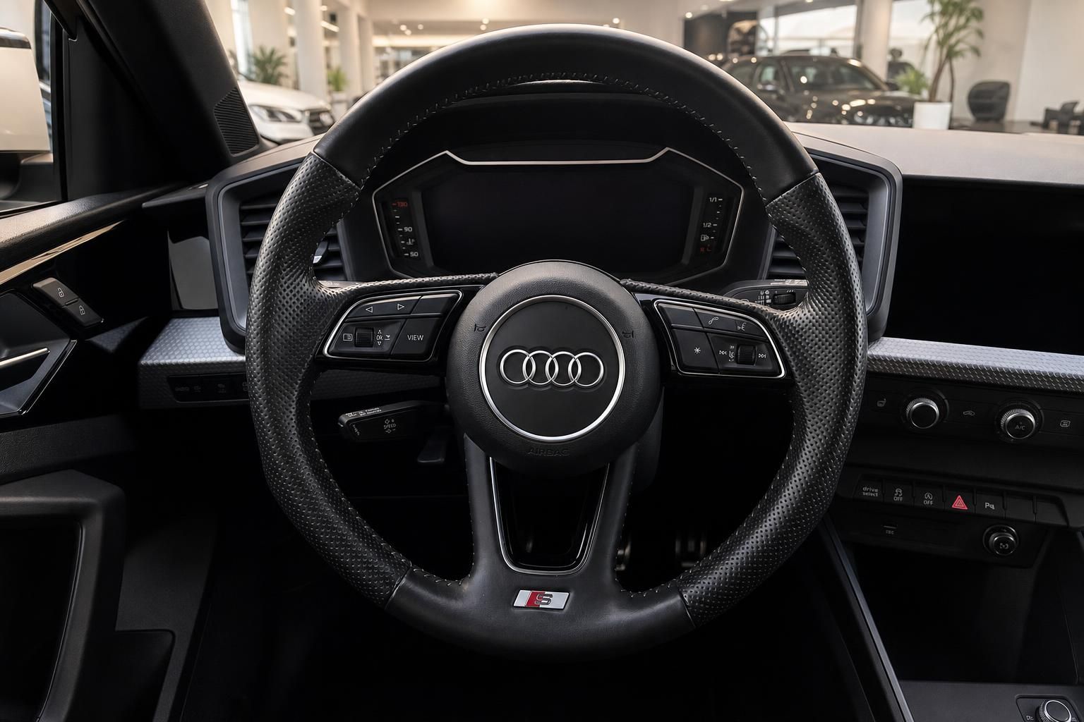 Audi Lenkrad mit S-Logo und Multifunktionstasten im Detail