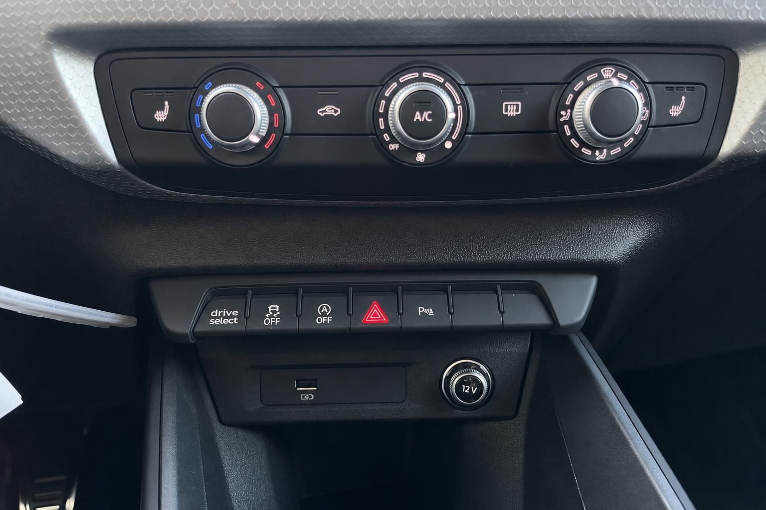 Klimabedienung und Schalter im Audi Innenraum Nahaufnahme