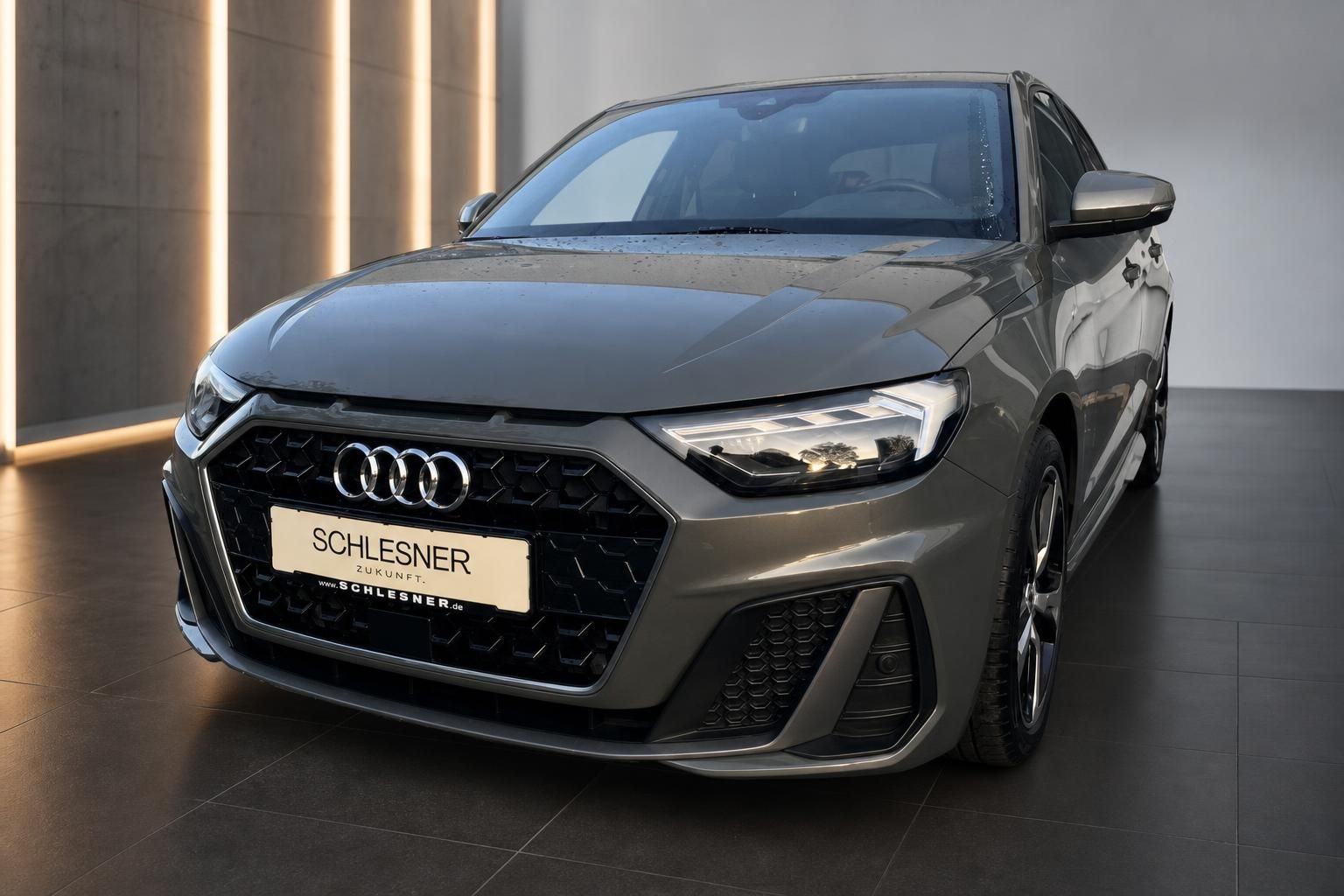 Audi A1 Frontansicht grau im Autohaus Schlesner Zukunft
