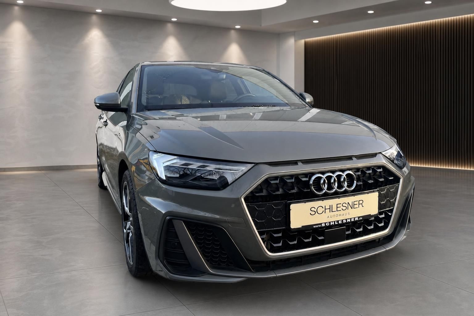 Audi A1 in grau von vorne im Autohaus Schlesner