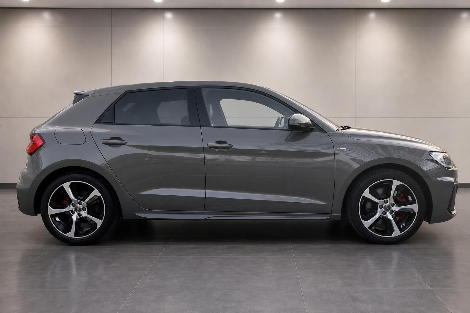 Audi A1 Seitenansicht in grau mit Sportfelgen