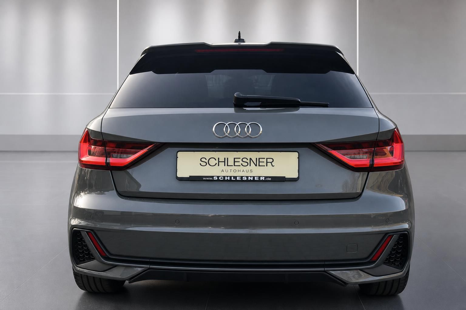 Audi A1 Heckansicht grau mit Schlesner Autohaus Kennzeichenhalter