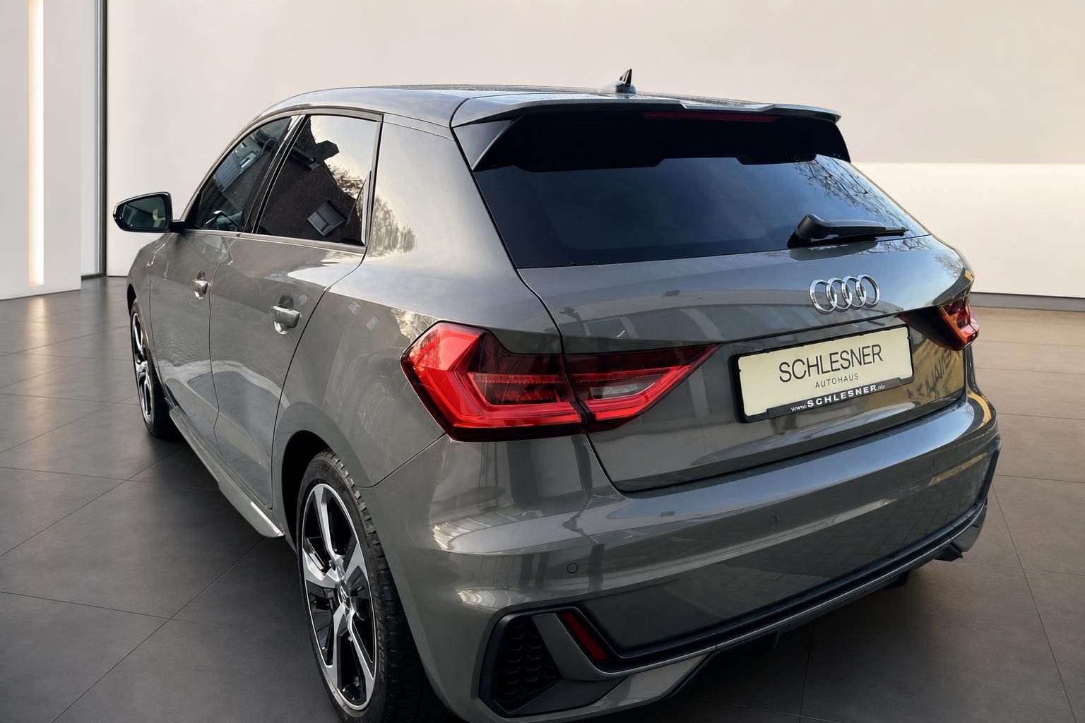 Audi A1 grau von hinten links, Rücklicht und Heckklappe