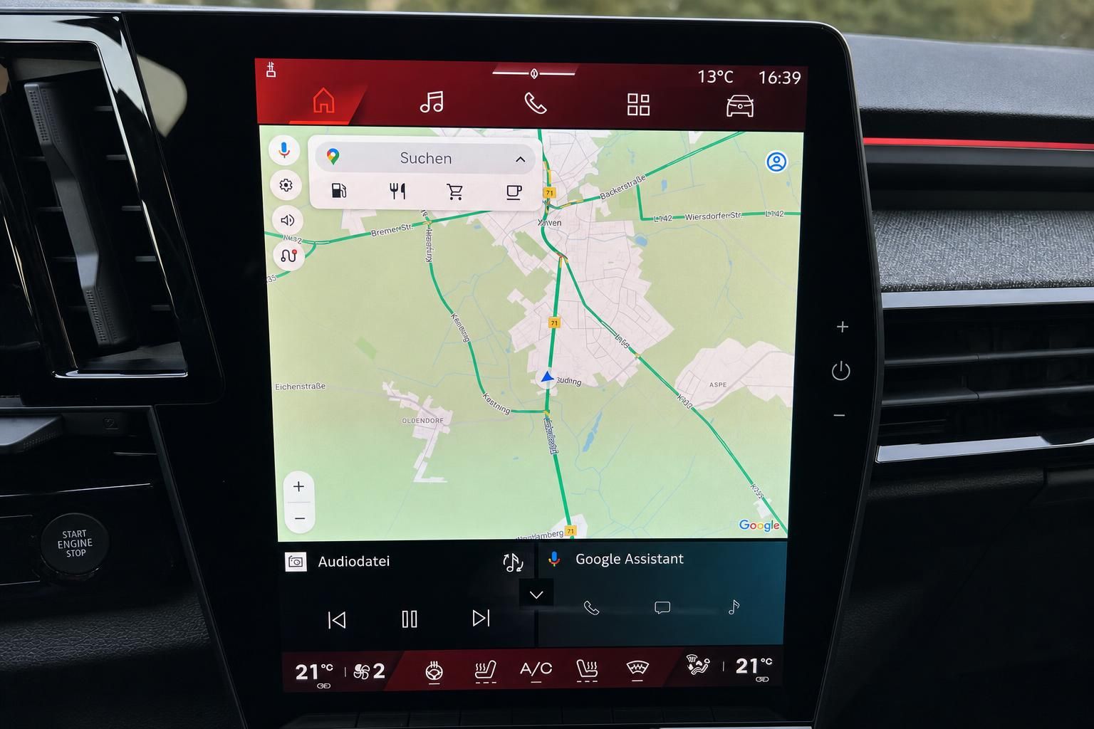 Fahrzeug Infotainment-System mit Touchscreen und Navigationskarte im Auto-Cockpit