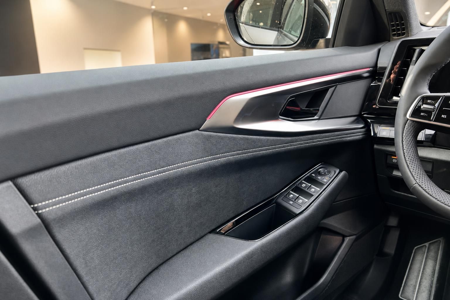 Auto Türverkleidung mit Fensterheber-Bedienung und roter Ambientebeleuchtung