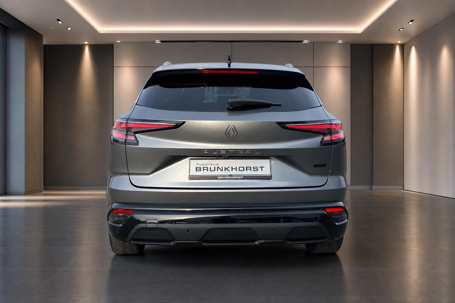 Renault SUV Heckansicht grau metallic mit Rücklichtern im Autohaus Showroom