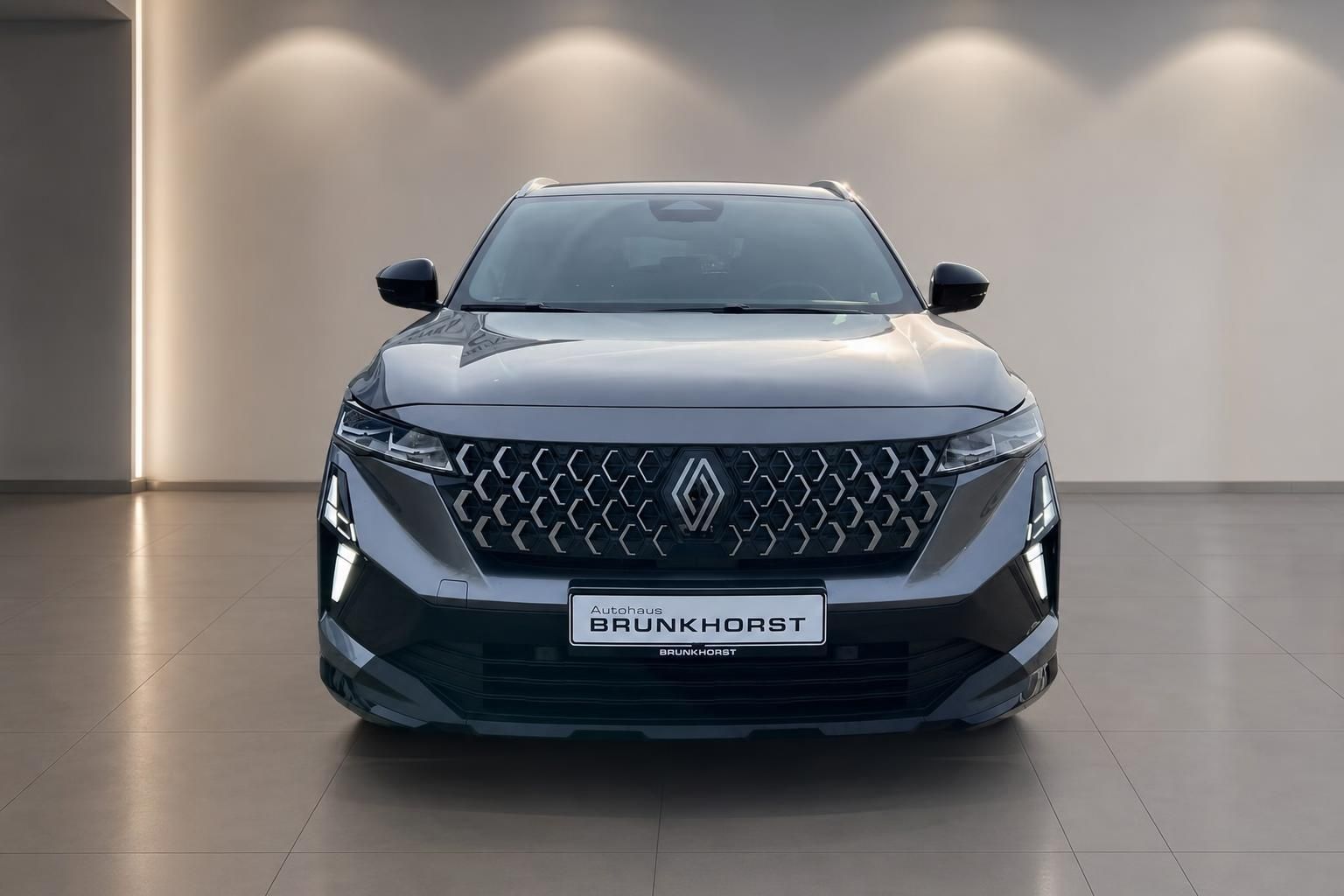 Grauer Renault SUV Frontansicht mit charakteristischem Kühlergrill im Autohaus Showroom