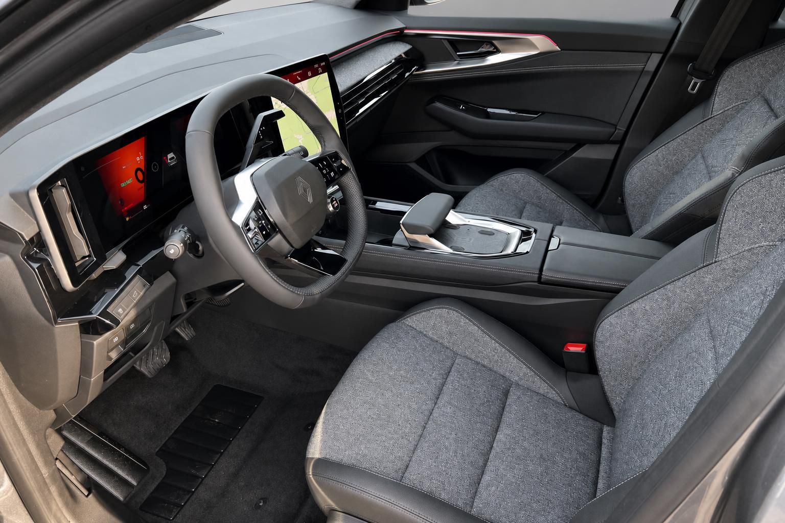 Innenraum Renault SUV mit grauem Stoff, Lenkrad und digitalem Display