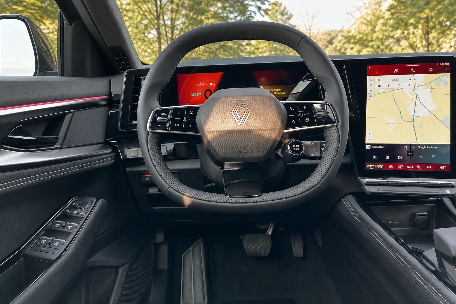 Auto Cockpit mit Lenkrad, digitalem Display und Navigationssystem im modernen Fahrzeuginterieur