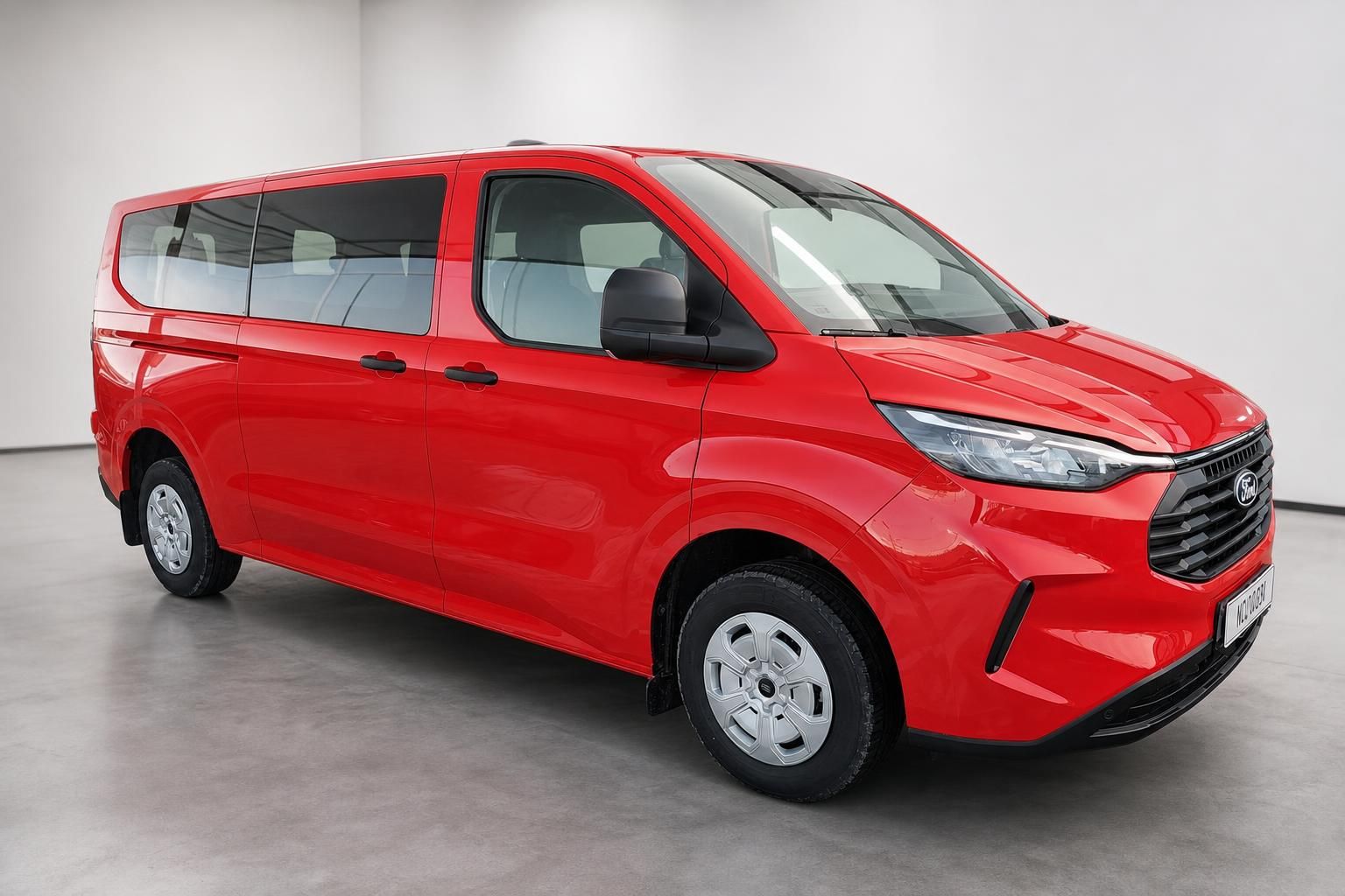 Ford Transit Custom rot, Frontansicht schraeg im Studio