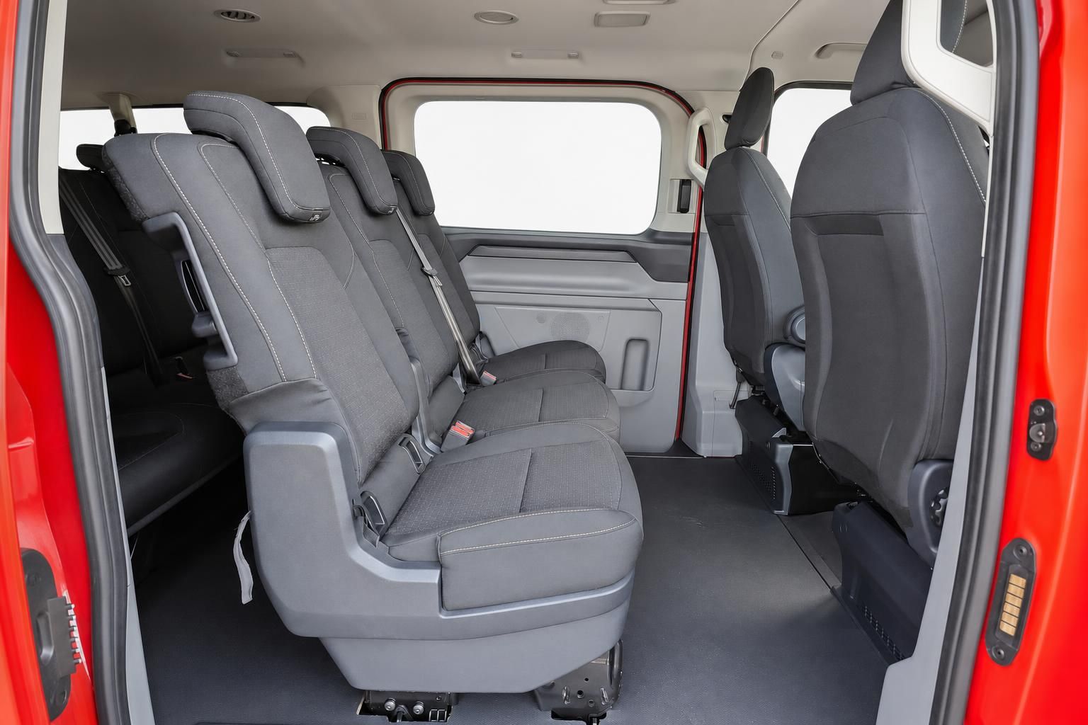 Ford Transit Custom Innenraum Sitzreihen und Laderaum rot
