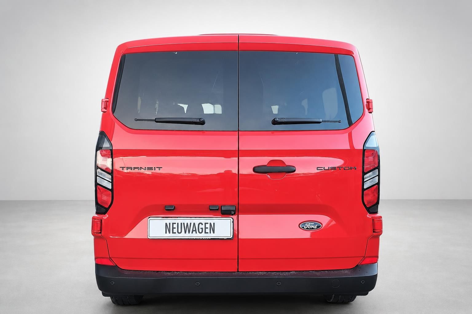 Ford Transit Custom rot, Heckansicht frontal im Studio
