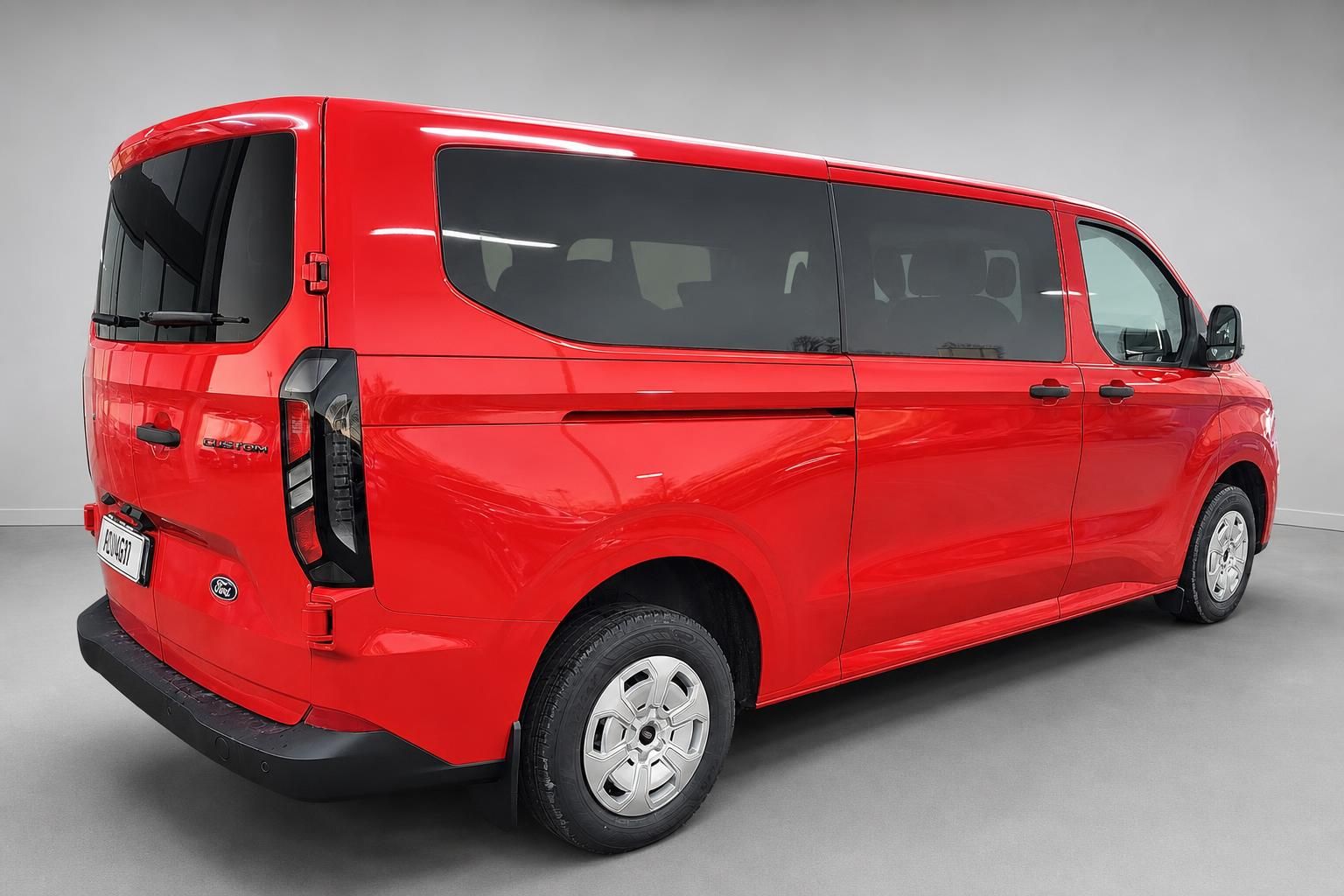 Ford Transit Custom rot, Heckansicht schraeg im Studio