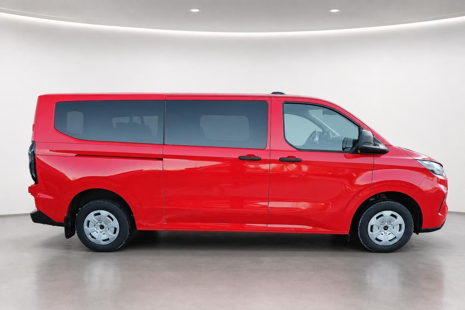 Ford Transit Custom rot, Seitenansicht im Showroom