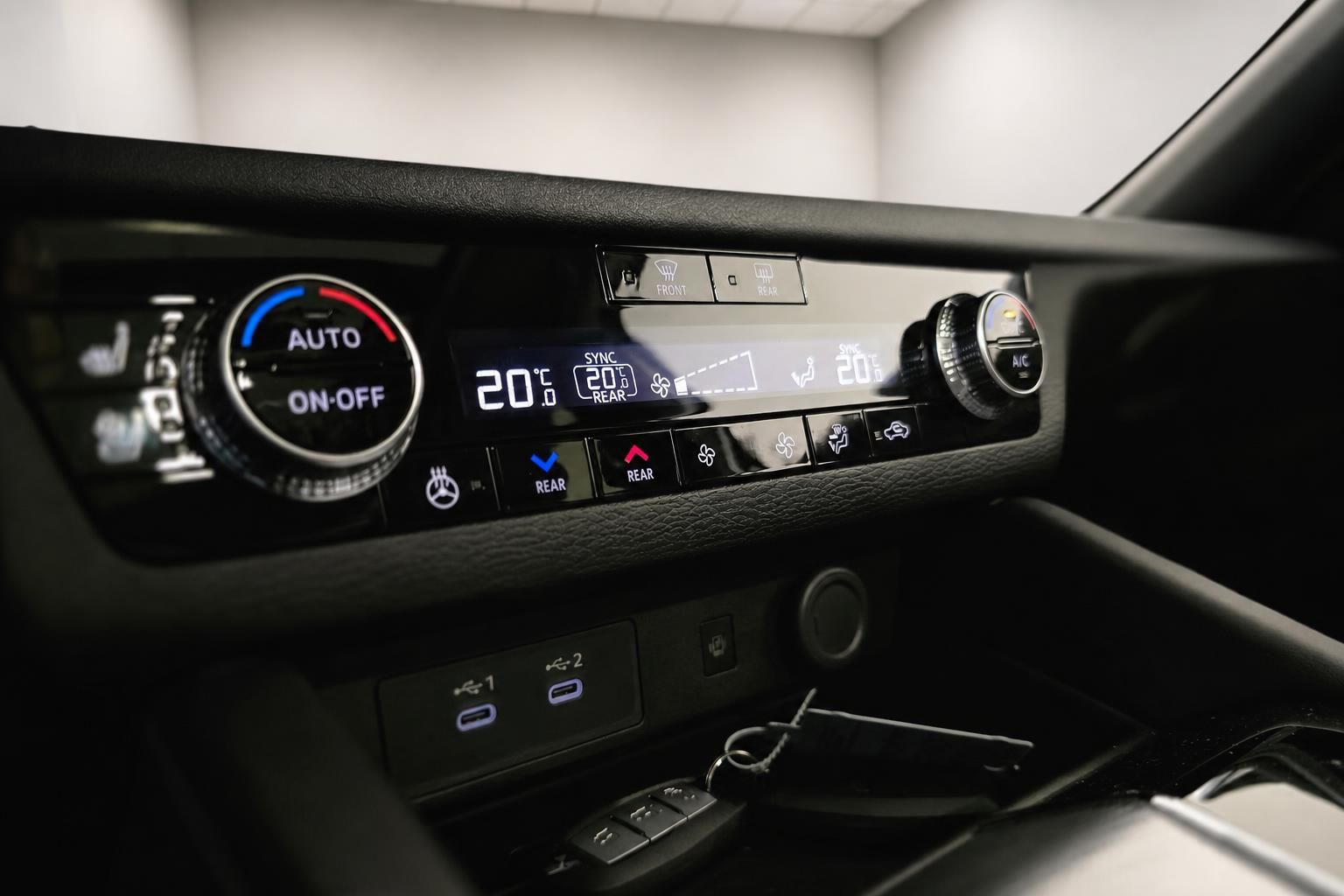 Klimabedienung mit Digitalanzeige im Fahrzeug Cockpit