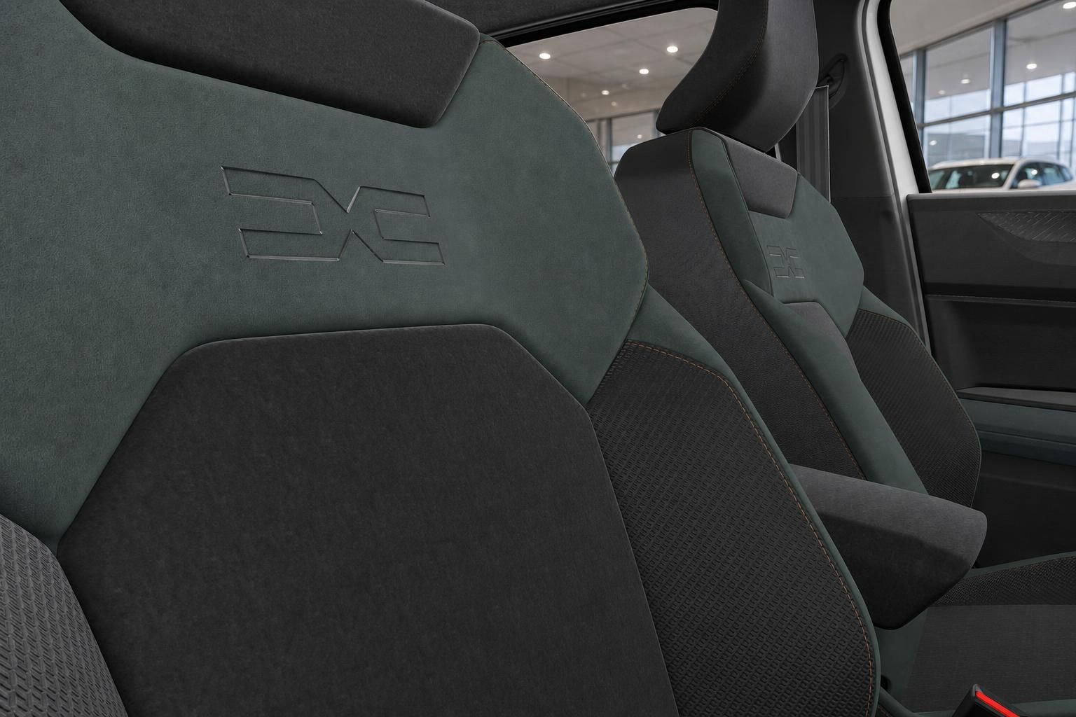 Innenraum Dacia Duster mit Sitzbezuegen in Grau und Gruen im Detail