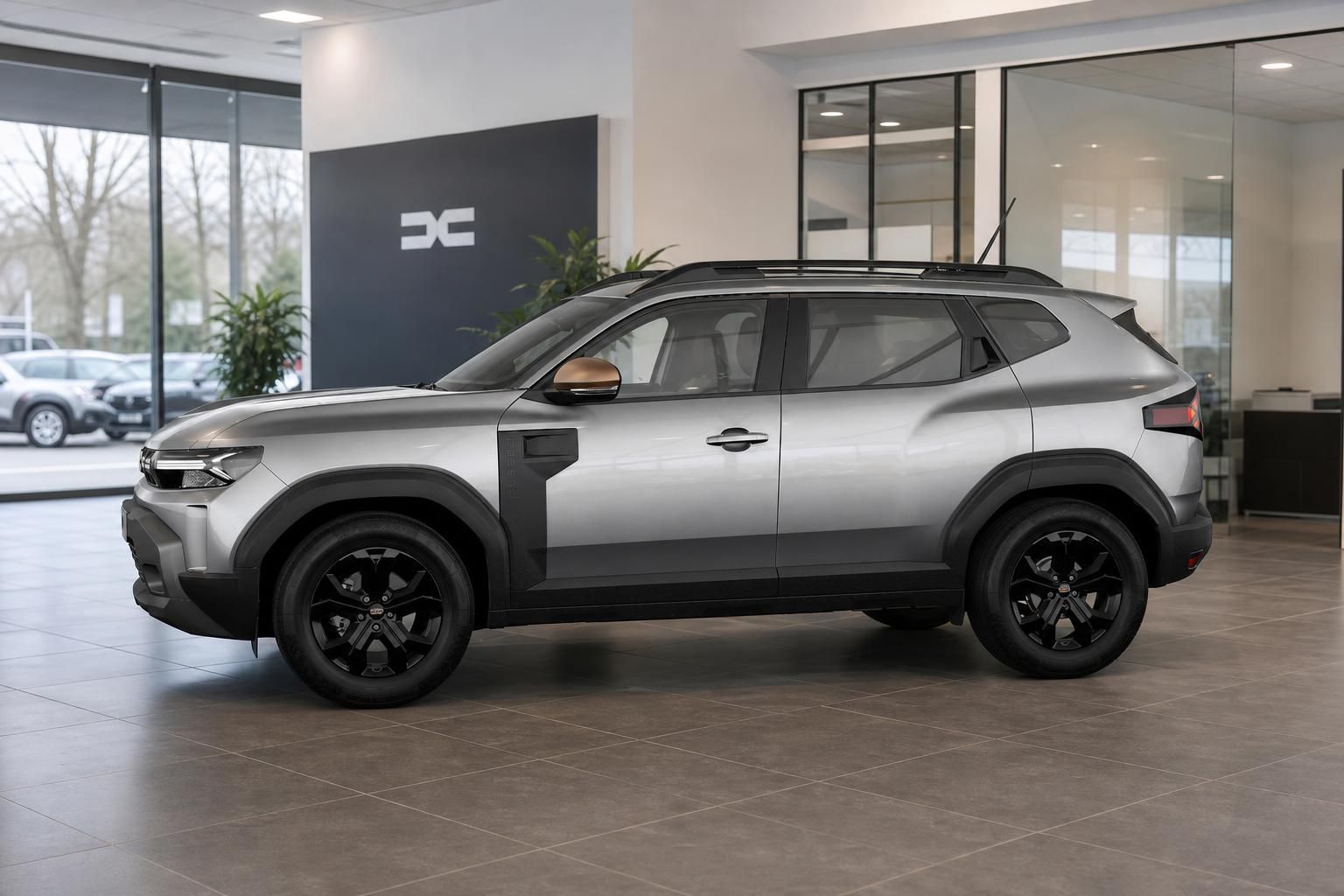 Dacia Duster in Silber, Seitenansicht im Autohaus-Showroom