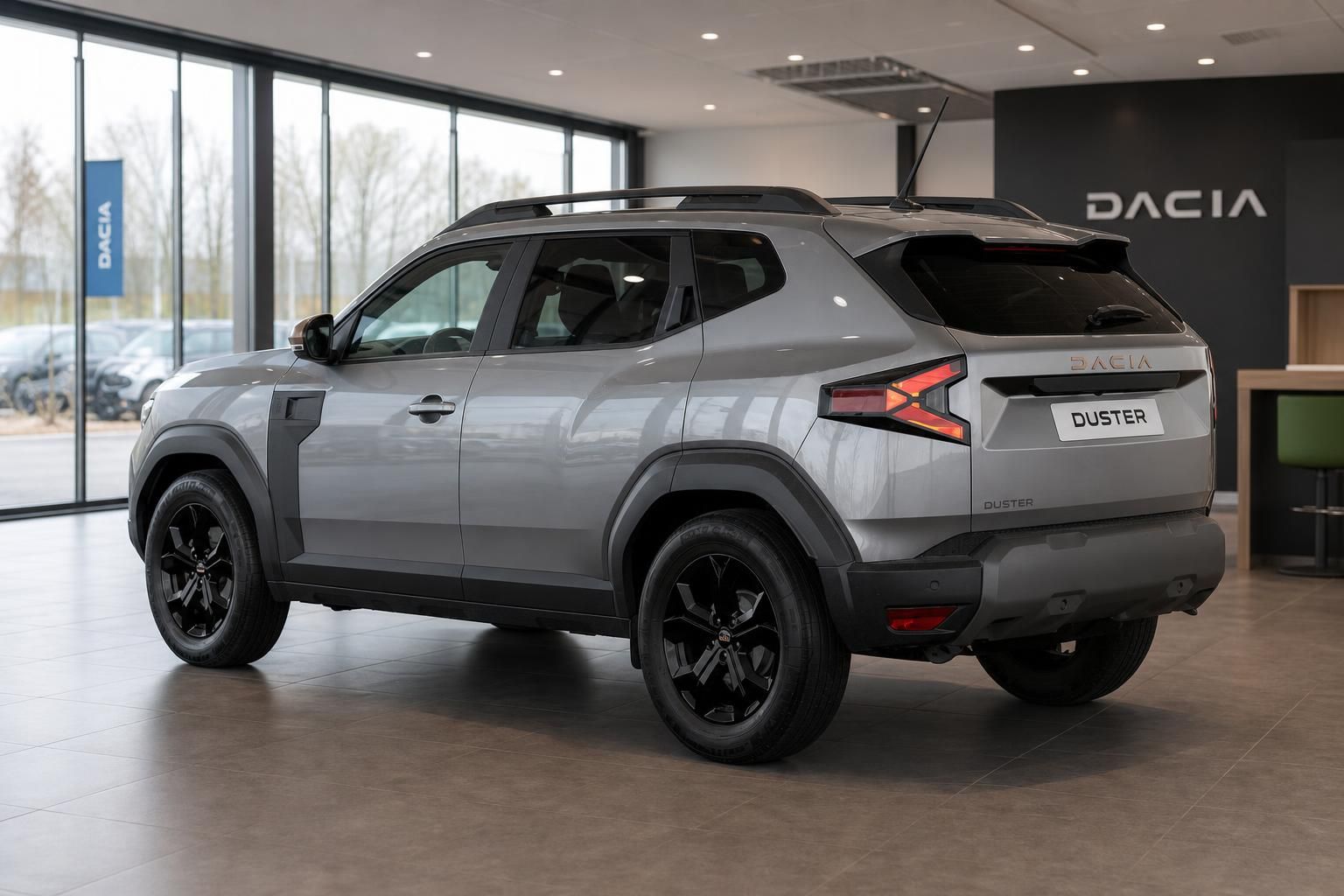 Dacia Duster Heck schraeg in Silber im Dacia Autohaus