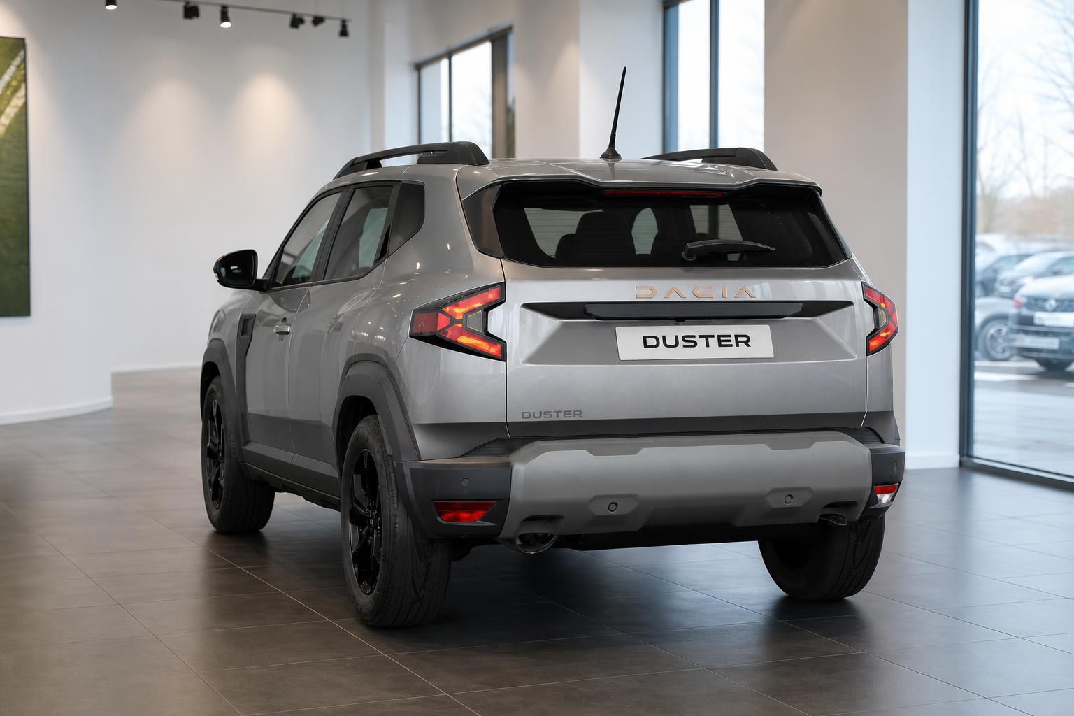 Dacia Duster Heckansicht in Silber mit Kennzeichenhalter Duster
