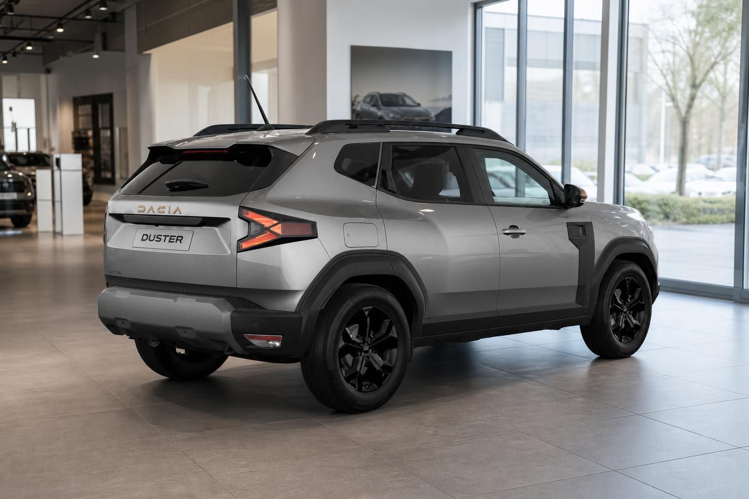 Dacia Duster grau Heck-Seitenansicht im Autohaus präsentiert