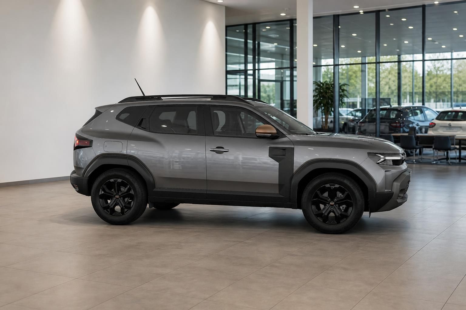 Dacia Duster grau Seitenprofil im modernen Showroom