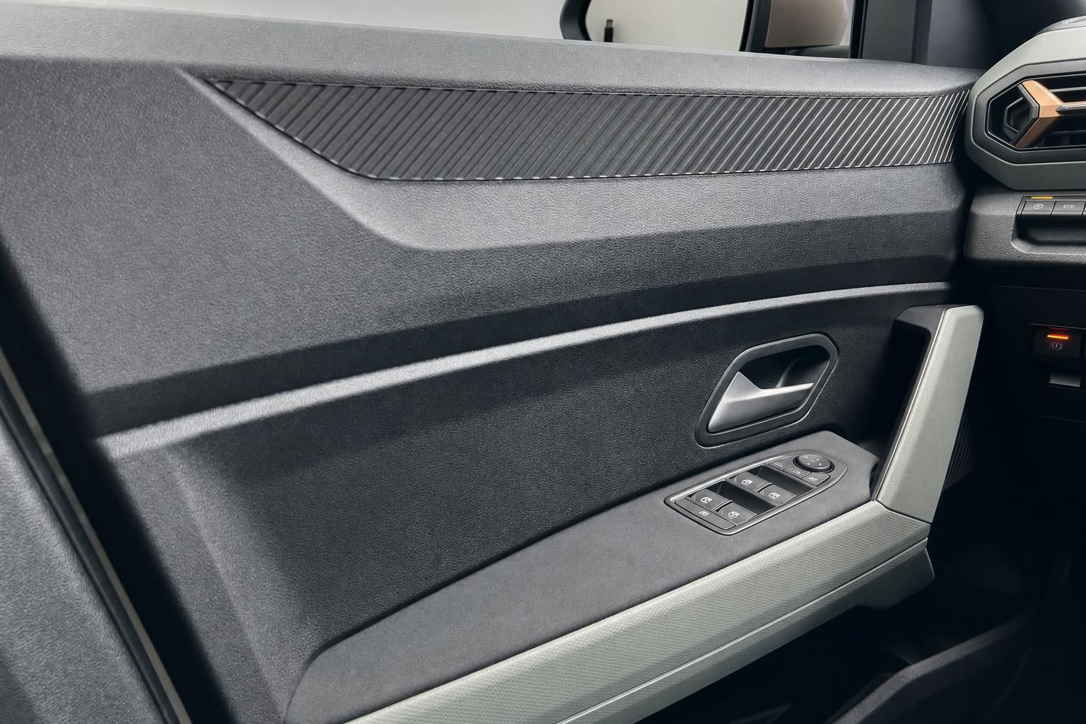 Dacia Duster Türverkleidung mit Carbonfaser-Dekor und Fensterheber-Bedienung