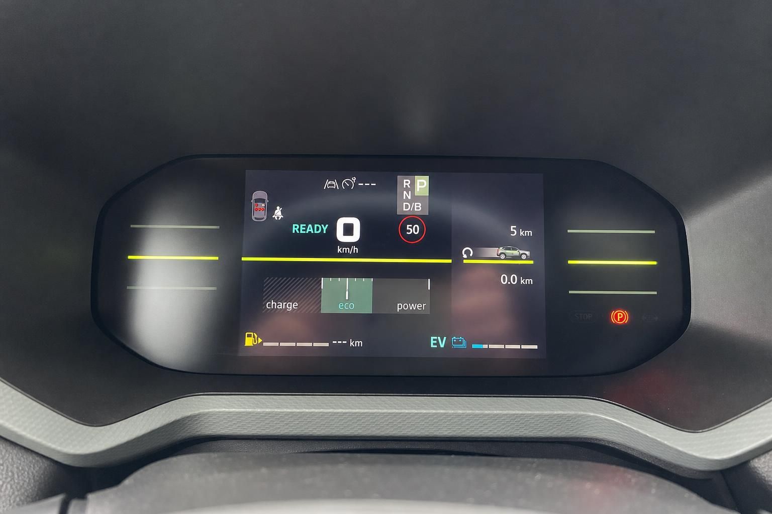 Digitales Cockpit Display mit Elektrofahrzeug Anzeigen und Fahrmodi im modernen Auto Armaturenbrett