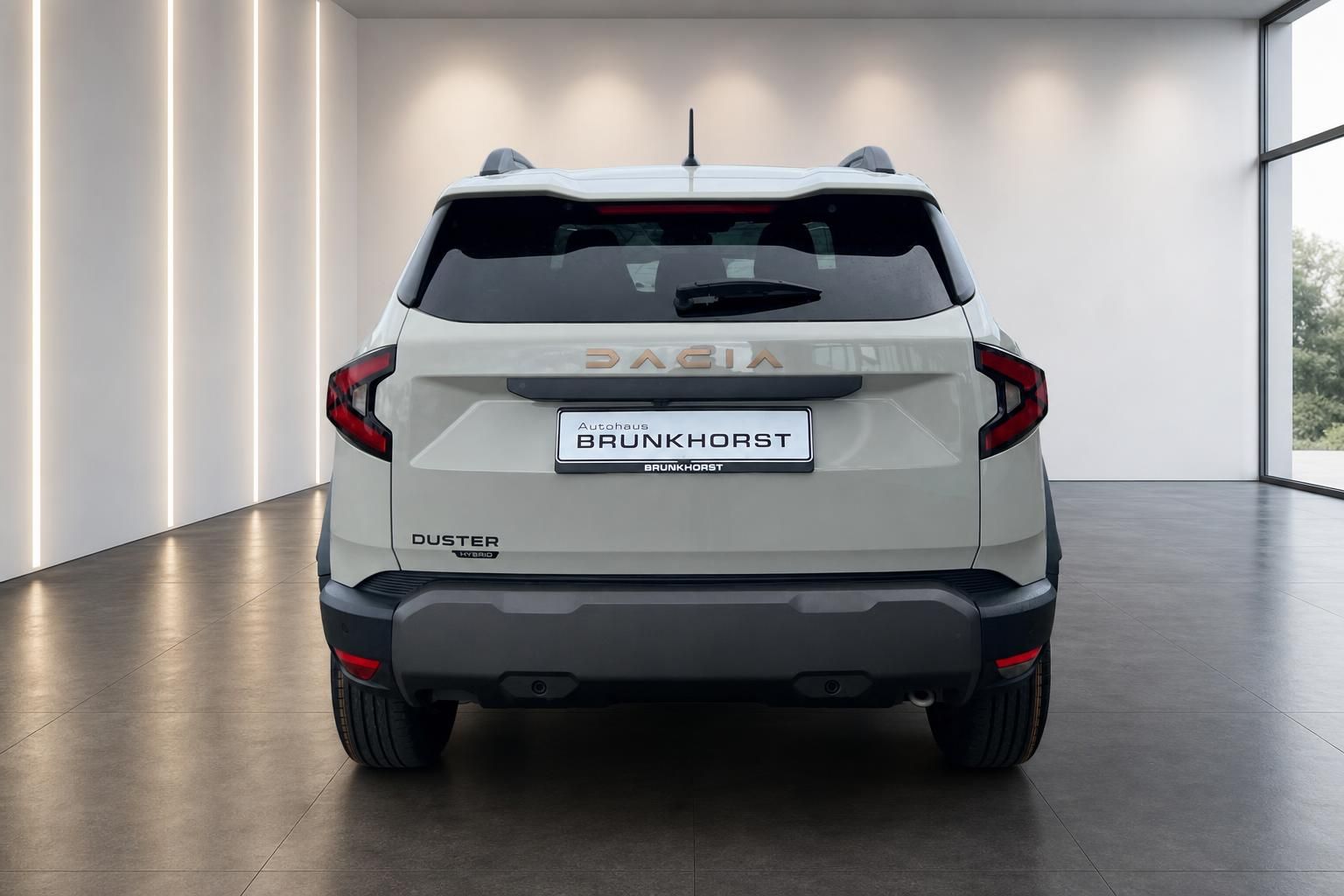 Dacia Duster weißer SUV Heckansicht im modernen Autohaus Showroom