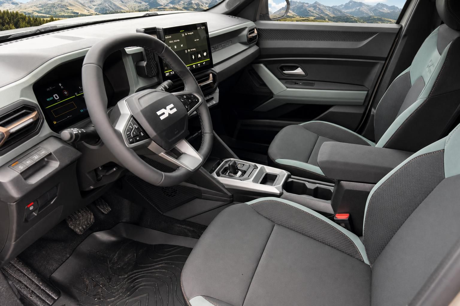 Geräumiger Fahrzeuginnenraum mit modernem Cockpit und Bergpanorama im Hintergrund