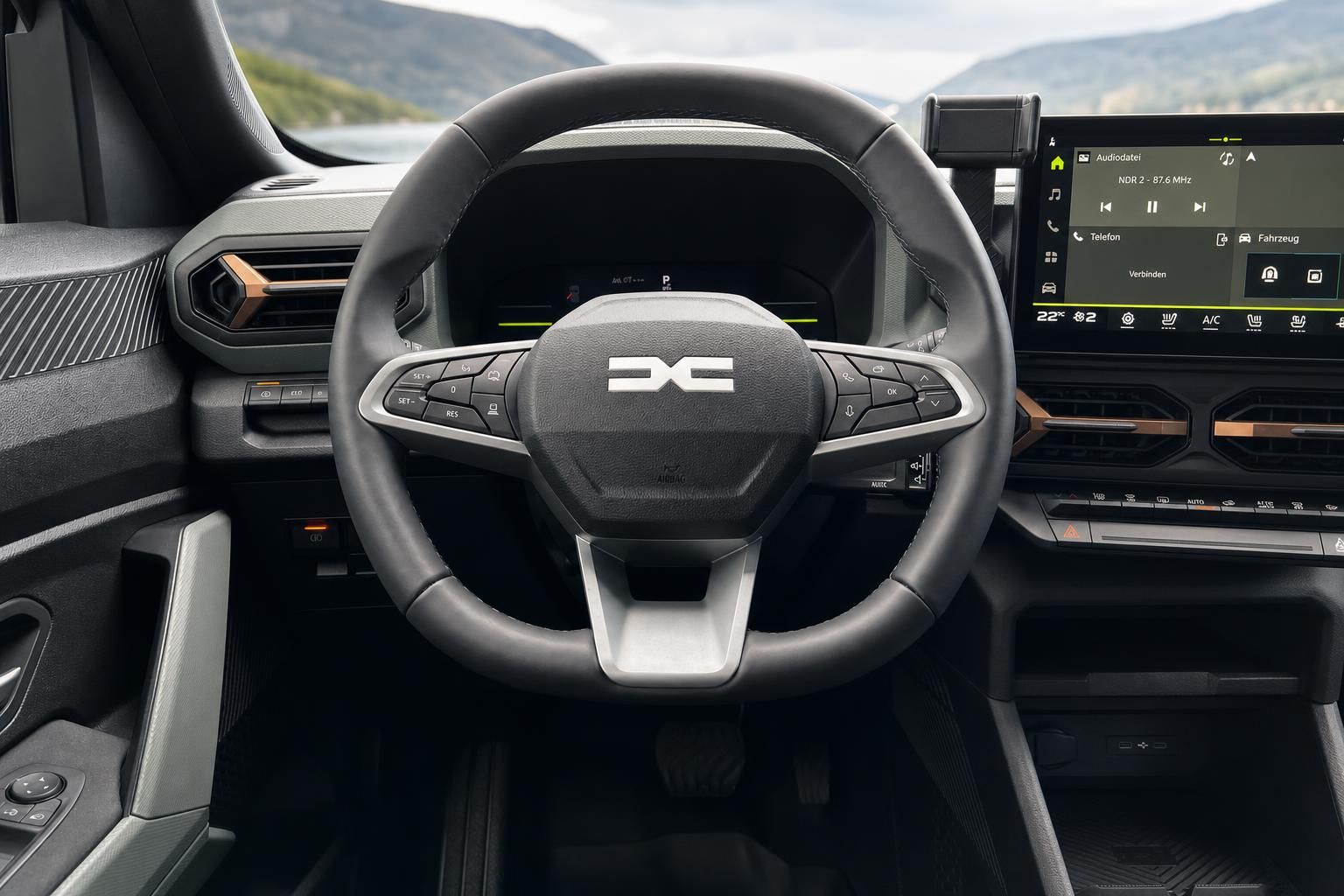 Dacia Duster Cockpit mit Lenkrad, Touchscreen und moderner Innenausstattung