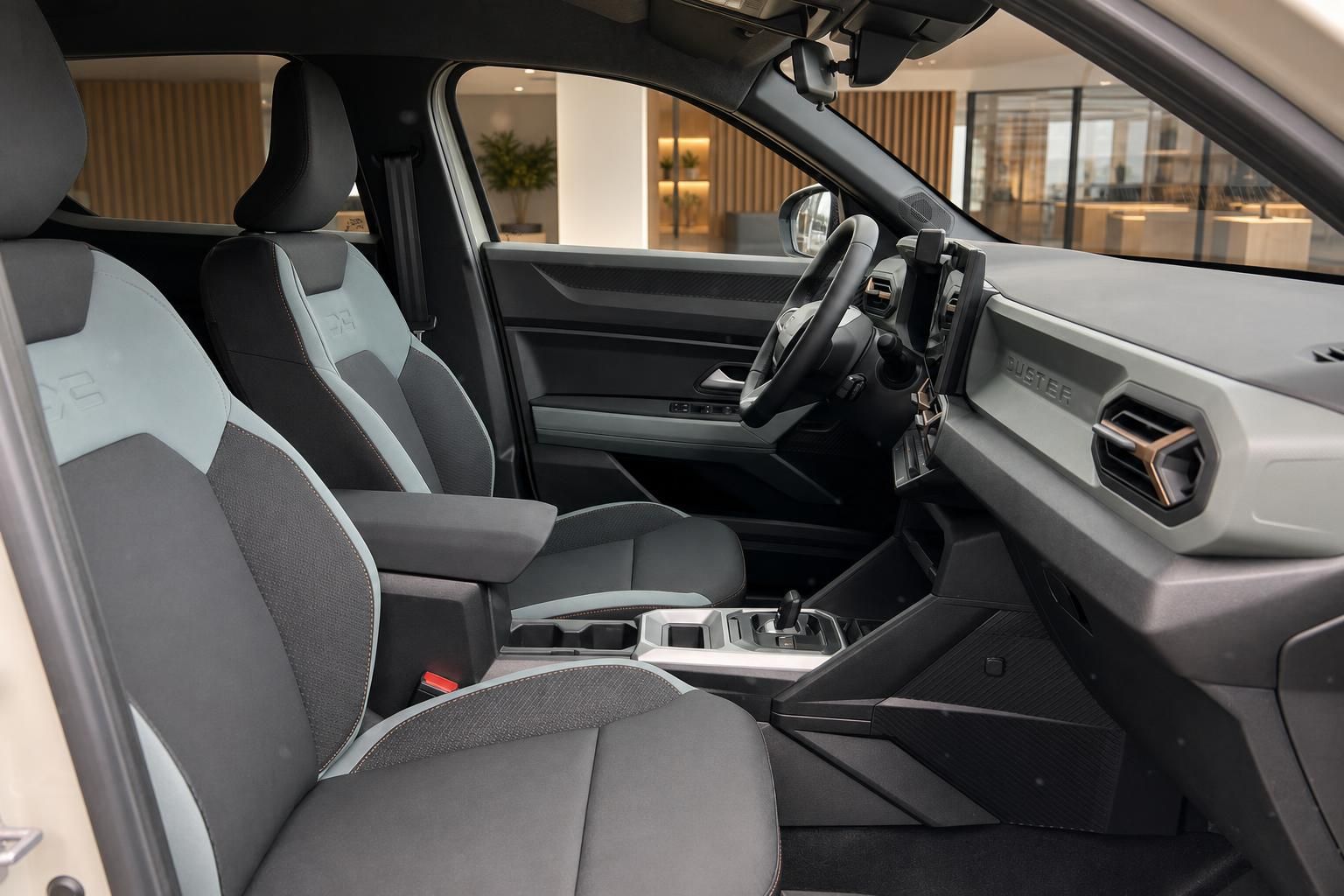 Dacia Duster Innenraum mit Vordersitzen, Mittelkonsole und modernem Design